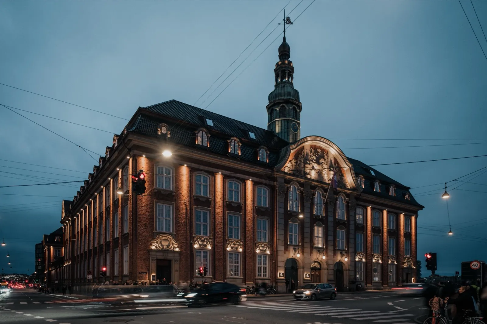Villa Copenhagen i den tidligere Centralpostbygning ved København H, fotograferet i skumringen